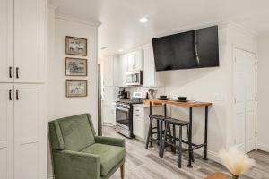 2 Mi to Ark Encounter! Walkable Williamstown Condo