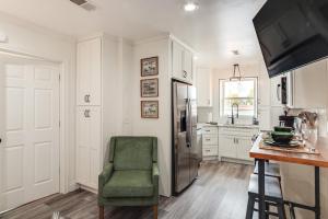 2 Mi to Ark Encounter! Walkable Williamstown Condo