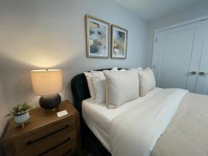 Bright 1 BR with patio and 6 app