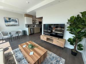 Downtown Bright & Vibrant 1 BR with huge patio