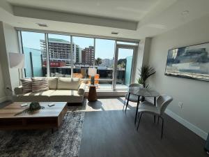 Downtown Bright & Vibrant 1 BR with huge patio