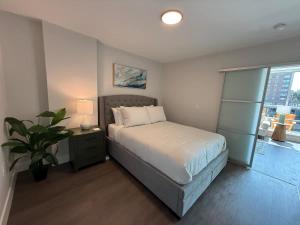 Downtown Bright & Vibrant 1 BR with huge patio