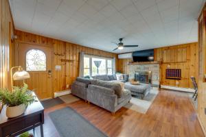 Game Room, Hot Tub & Fire Pit: Pocono Lake Escape!