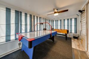 Game Room, Hot Tub & Fire Pit: Pocono Lake Escape!
