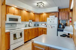 Game Room, Hot Tub & Fire Pit: Pocono Lake Escape!