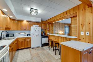 Game Room, Hot Tub & Fire Pit: Pocono Lake Escape!