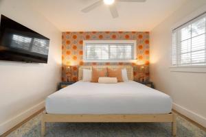 Poolside Palm Hideaway - Heated Pool, Hot tub, Games & FUN!