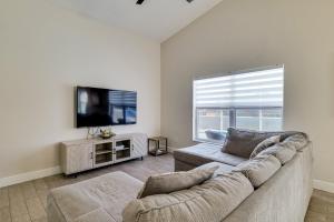 10 Mi Disney Gem: Game Room, Pool, Golf & Parks