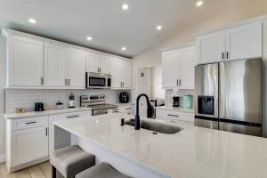10 Mi Disney Gem: Game Room, Pool, Golf & Parks
