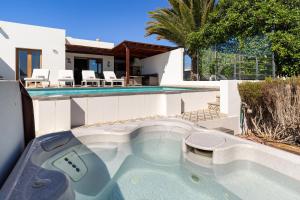 3 bedroom villa with pool and jacuzzi