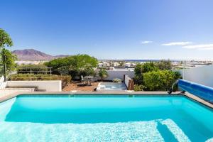 3 bedroom villa with pool and jacuzzi