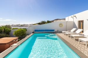3 bedroom villa with pool and jacuzzi