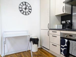 Lord Street Apartment with Free Parking & WiFi- Salford Uni, Victoria Station, AO Arena