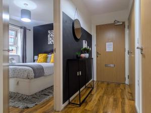 Lord Street Apartment with Free Parking & WiFi- Salford Uni, Victoria Station, AO Arena