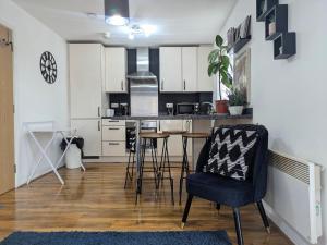 Lord Street Apartment with Free Parking & WiFi- Salford Uni, Victoria Station, AO Arena