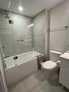 Downtown bright & cozy 1 BR with 6 appliances