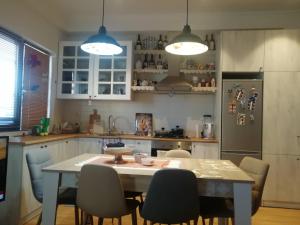 Modern Apartment near Old Tbilisi - Lekh Kachinski