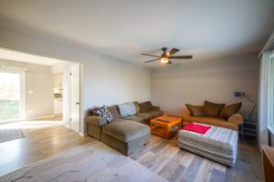 2 Mi to Pewaukee Lake! Peaceful Retreat with Yard