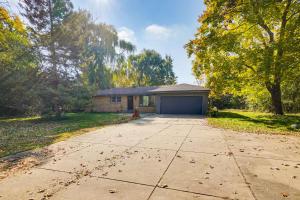 2 Mi to Pewaukee Lake! Peaceful Retreat with Yard