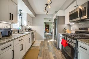 2 Mi to Pewaukee Lake! Peaceful Retreat with Yard