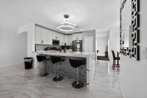 Elegant 4BR Luxury Home - Private Pool Disney