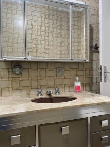 Apartamento meia quadra da praia com excelente localização