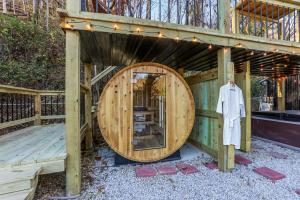 Romantic Retreat with Hot tub, Sauna, Rooftop Firepit