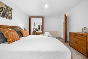 Two Bedroom House by Brookland Stays Serviced Accommodation Short Lets Middleton with Free WiFi