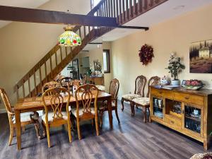 WOW!! Ultimate Pocono Retreat, Hot Tub, Game Room, Deck, Lakes, Skiing, Pools