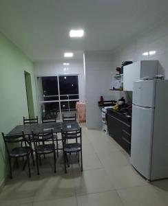 Apê com varanda gourmet em Maranduba!