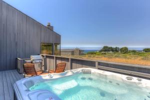 Pacific FantaSea - Ocean Views & Hot Tub Escape