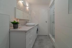 Modern 2-BR Flat near Cismigiu & Universitate - Balcony & Kitchen