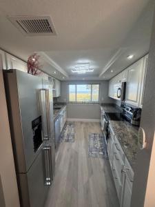 BEACHFRONT OCEANVIEW BALCONY GAMES POOL 75 TV