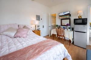 Comfy Studio Near Downtown LA with AC WiFi and Snacks