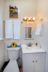 Cozy Studio Near Downtown LA with AC WiFi and Snacks