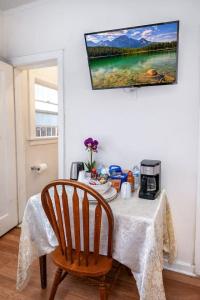 Cozy Studio Near Downtown LA with AC WiFi and Snacks