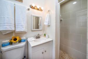 Cozy Studio Near Downtown LA with AC WiFi and Snacks