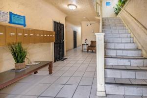 Lovely Studio Near Downtown LA with AC WiFi and Snacks