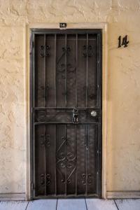 Lovely Studio Near Downtown LA with AC WiFi and Snacks