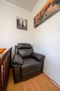 Lovely Studio Near Downtown LA with AC WiFi and Snacks