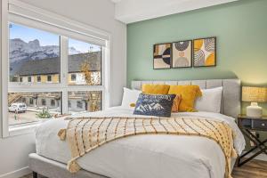 Mountain Modern 2BR Townhome with Stunning View