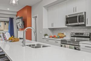 Mountain Modern 2BR Townhome with Stunning View