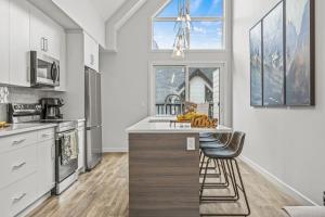 Mountain Modern 2BR Townhome with Stunning View