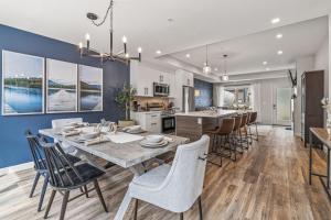 Classic Modern 4BR Nearby DT Hot tub and Pool