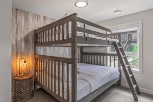 Classic Modern 4BR Nearby DT Hot tub and Pool