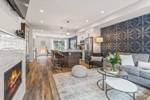 Classic Modern 4BR Nearby DT Hot tub and Pool