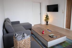 The Head Elf Home - by SharpCat