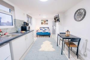 Free Hot Tub - Beautiful Studio with Fast WiFi