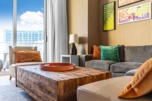 Ocean Luxe Pad for 6 Guests with Poolside Access