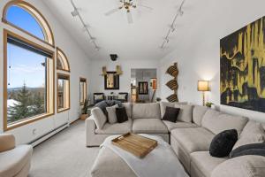 Hutch N Snow House AK